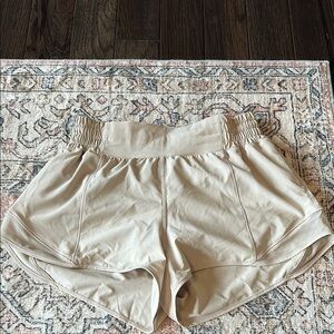 Lulu lemon Women’s Hotty Hot high rise lined 2.5” size 6 short